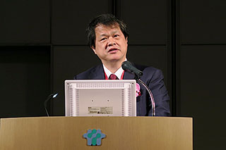 基調講演をする末松理事長 写真・1枚目