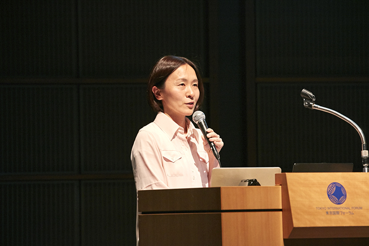 写真（秋月 玲子氏）