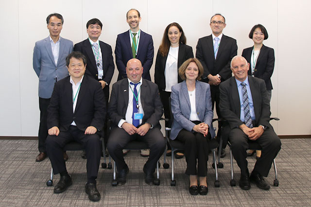 photo (The 3th from the right in the front raw: Prof. Itamar Grotto, The 4th from the right in the front raw: President Makoto Suematsu)