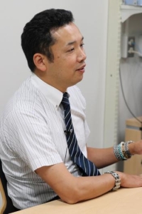 写真1:インタビューに力強く答える西尾 信哉先生。