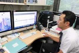 写真3:研究室で難聴データストレージを操作する様子。