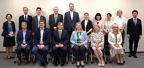 フィンランド社会保健大臣来訪集合写真