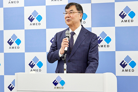 AMED職員へ向けてメッセージを送る坂口先生