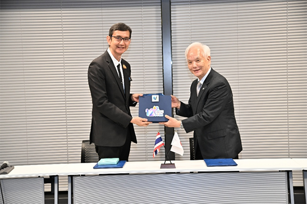 Dr. Premsri, Director of NVI (left),